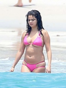 Selena-Gomez-Bikini-Pics--2015-in-Mexico-47-620x827