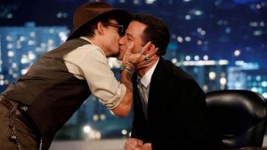 Johnny-Depp-le-dio-un-beso-en-la-boca-a-famoso-presentador